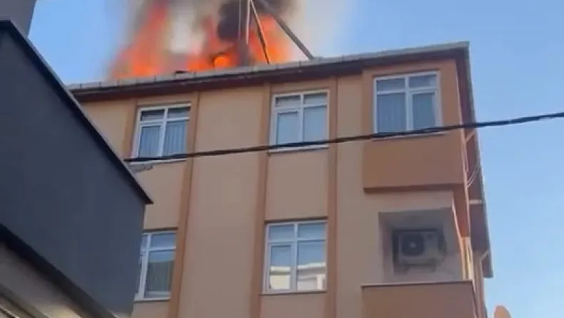 Ataşehir’de 4 katlı binanın çatısı alev alev yandı