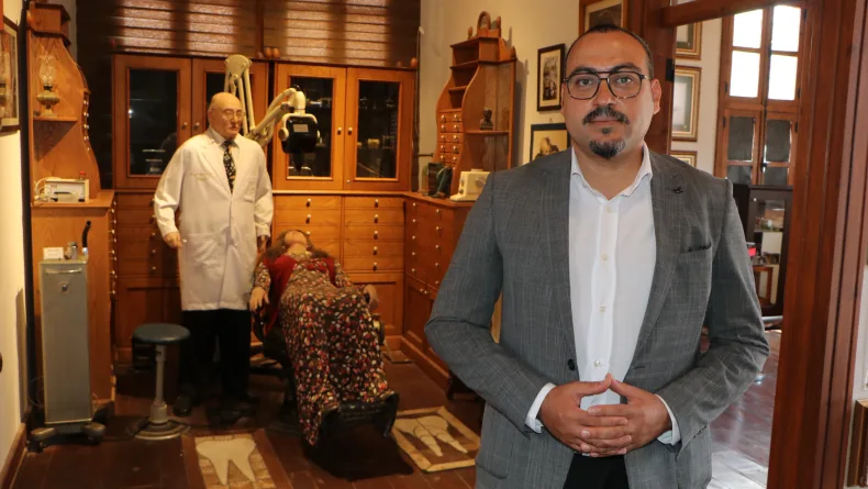 Atatürk'ün damak kalıbının örneği, Enver Paşa'nın azı dişi aynı müzede