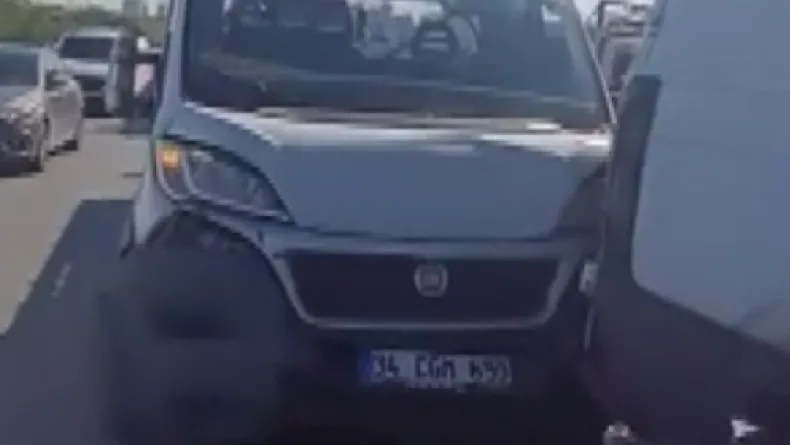 Avcılar’da 3 aracın karıştığı zincirleme kaza kamerada