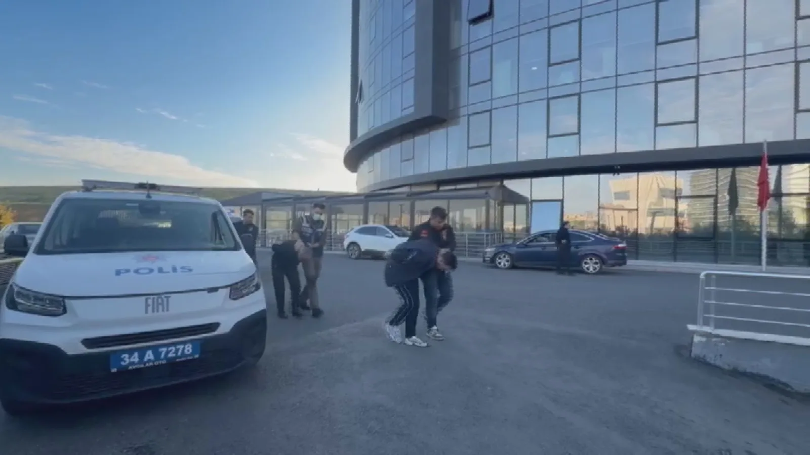 Avcılar’da bıçaklı kavganın ardından cipin çarptığı 3 kişi yaralandı; 5 tutuklama
