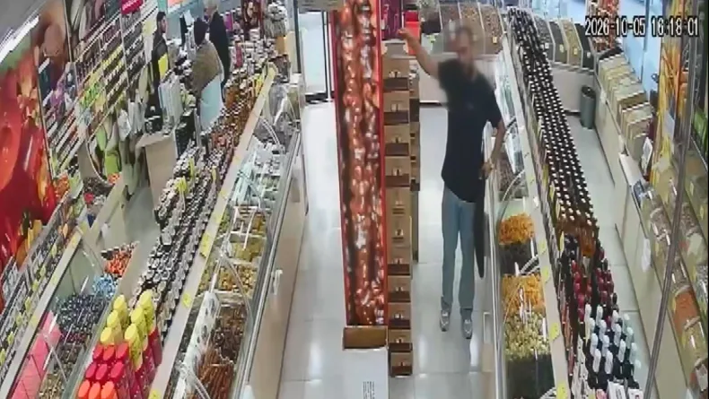 Avcılar'da kuruyemişçiden 26 paket kahve çaldı; fark edilince koşarak kaçtı