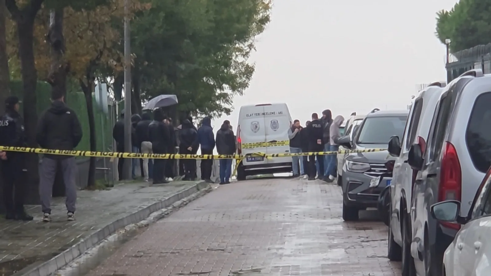 Avcılar'da okul önünde velilerin trafik kavgasına müdahale eden bekçi, saldırganı ayağından vurdu
