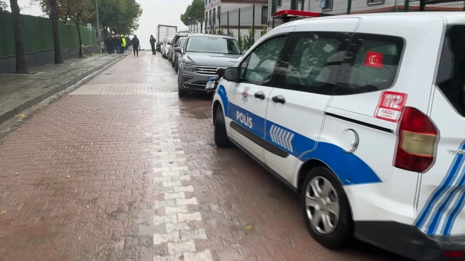 Avcılar'da okul önünde velilerin trafik kavgasına müdahale eden bekçi, saldırganı ayağından vurdu