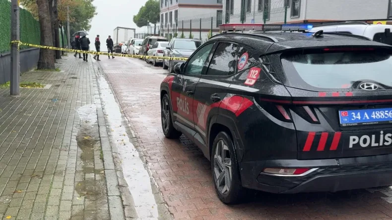 Avcılar'da okul önünde velilerin trafik kavgasına müdahale eden bekçi, saldırganı ayağından vurdu