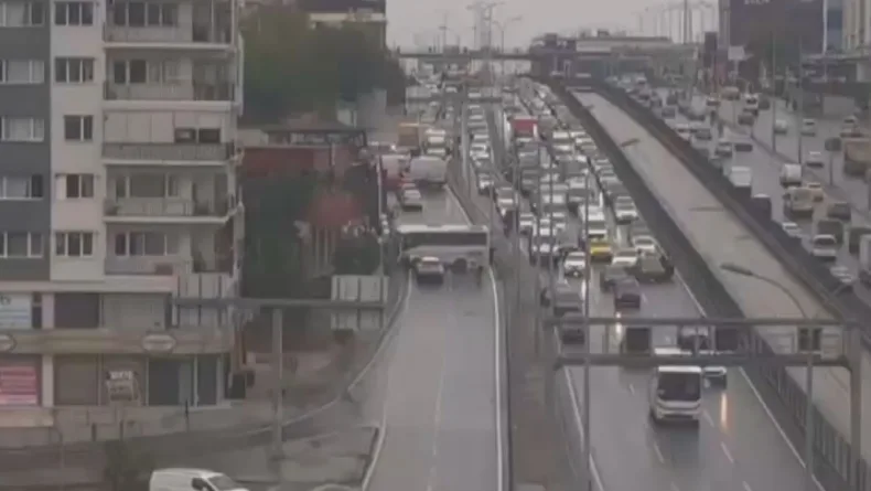 Avcılar'da servis midibüsü kaza yaptı -1