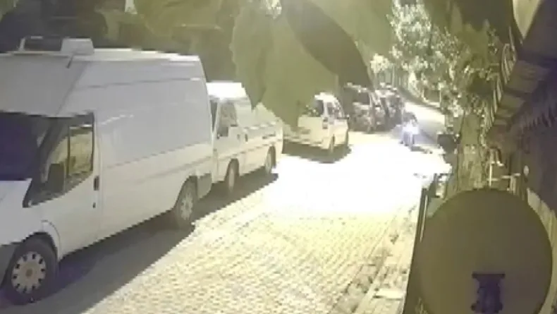 Avcılar’da şüphelilerin park halindeki motosikleti çaldığı anlar kamerada
