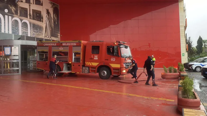 AVM'deki teknoloji mağazasında yangın