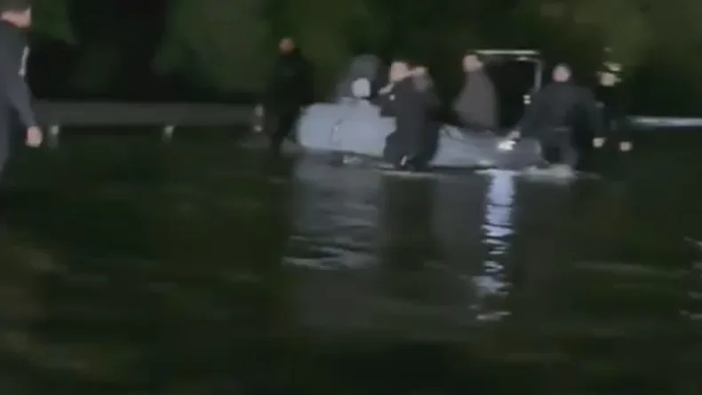Ayazağa'da iş yerlerinde mahsur kalanlar tekne ve botlarla kurtarıldı