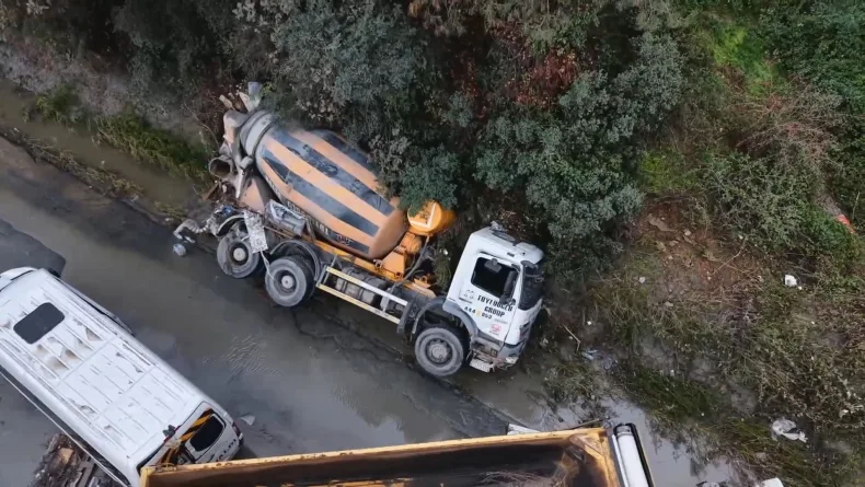 Ayazağa'da sel nedeniyle sürüklenen araçlar havadan görüntülendi