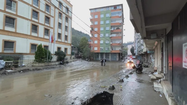 Ayazağa’da selin ardından temizlik çalışmaları başladı