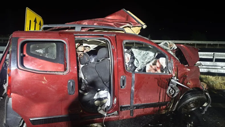 Aydın'da TIR ile hafif ticari araç çarpıştı: 3 ölü