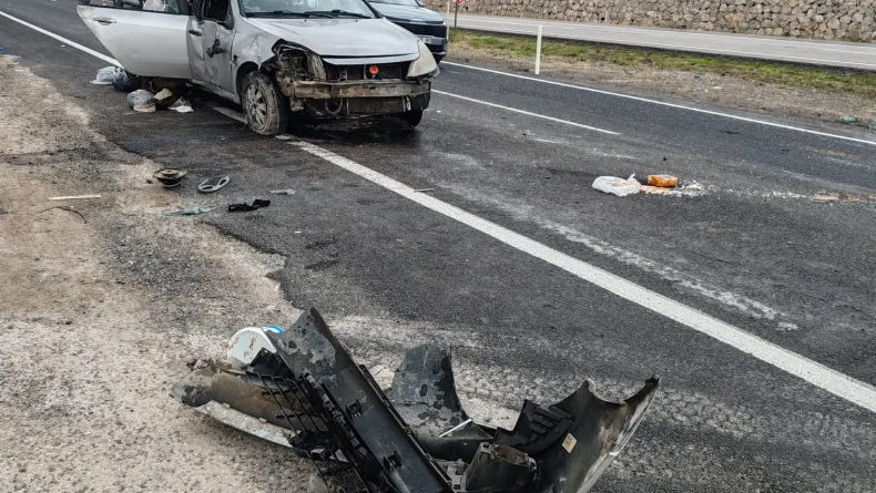 Aynı yöne giden iki otomobil çarpıştı; 7 yaralı