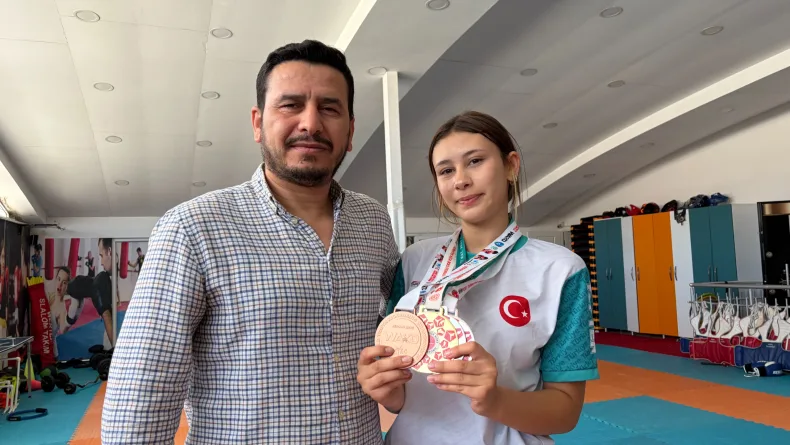 Babasının çocukluk hayalini gerçekleştirmek için başladığı kick boksta dünya 3’üncüsü oldu
