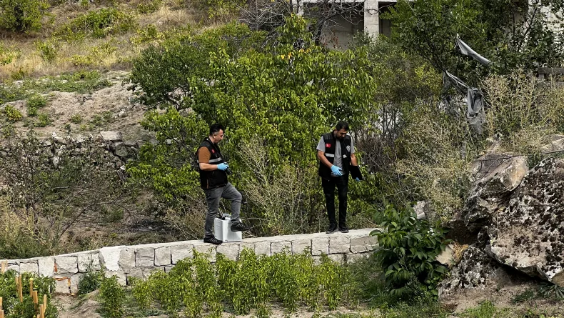 Babasının kucağındayken üzerine kaya parçası düşen çocuk, ağır yaralandı