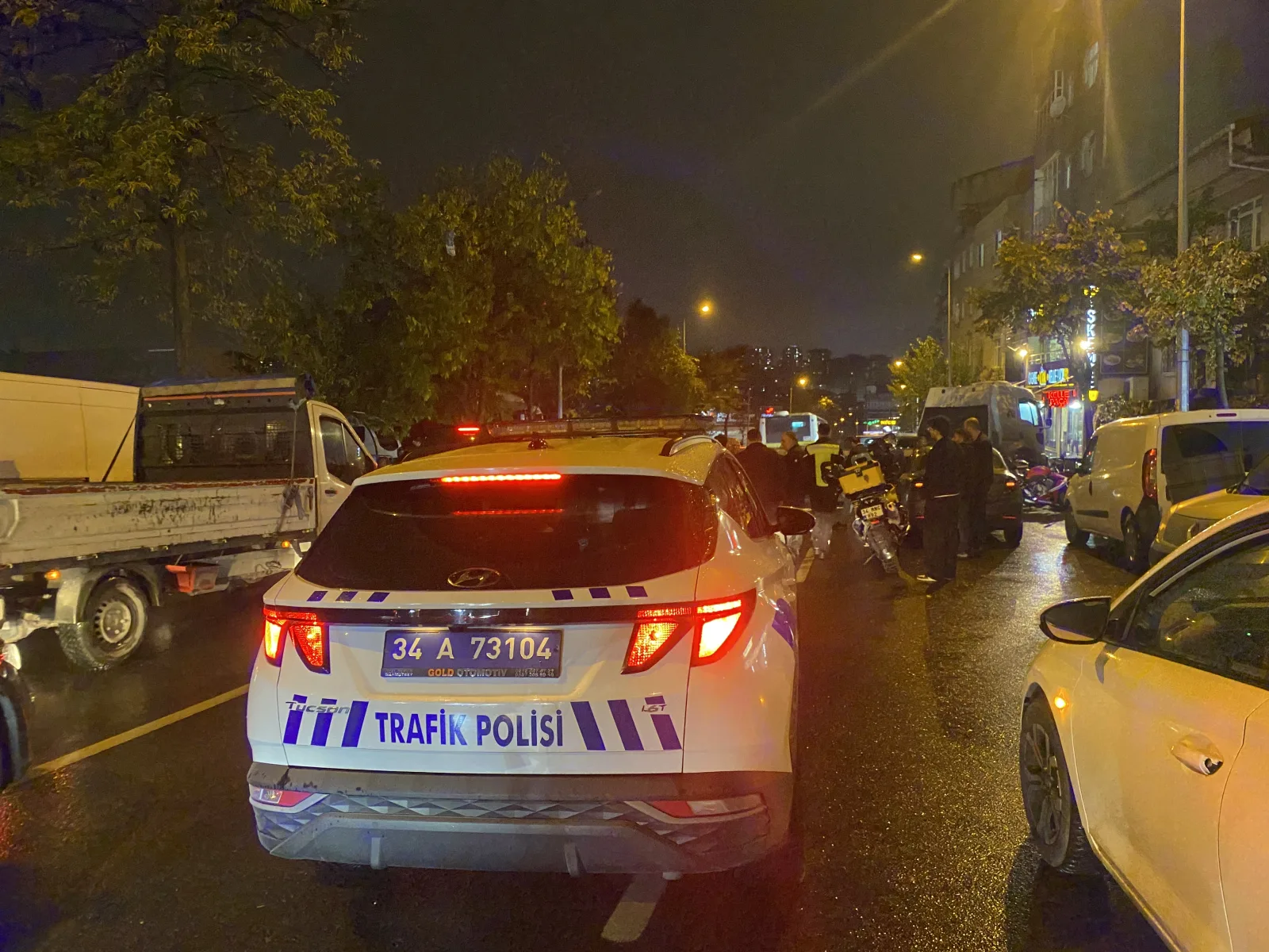 Bağcılar'da İETT otobüsü park halindeki çekiciye çarptı
