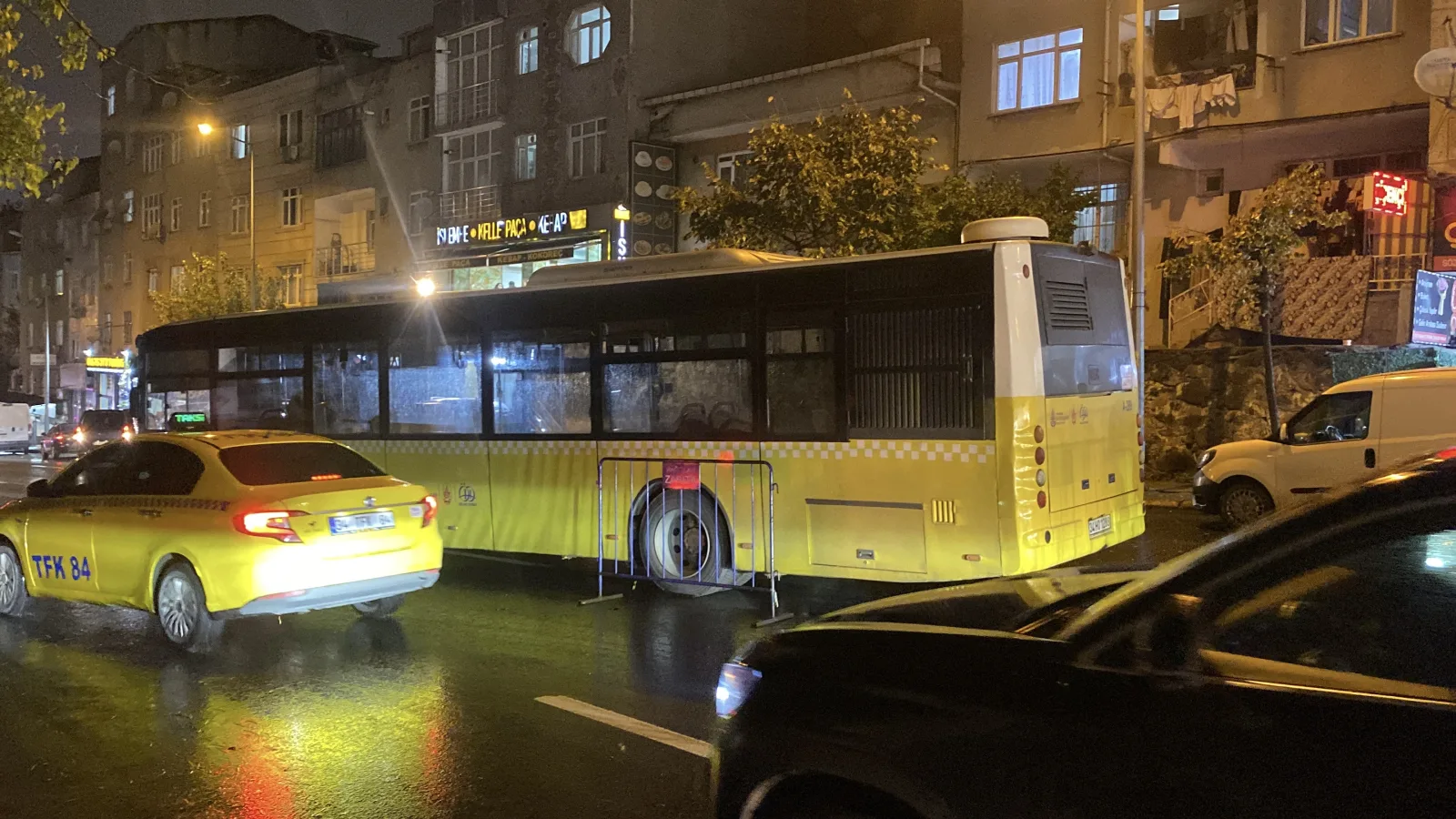 Bağcılar'da İETT otobüsü park halindeki çekiciye çarptı