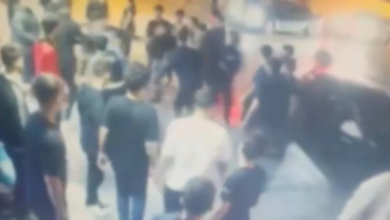 Bağcılar'da sanal medya tartışması bıçaklı kavgaya dönüştü: 2 yaralı