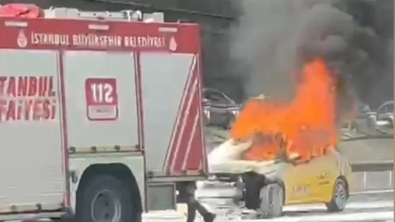 Bağcılar'da taksi yandı; alkol testini reddeden şoför hastaneye götürüldü
