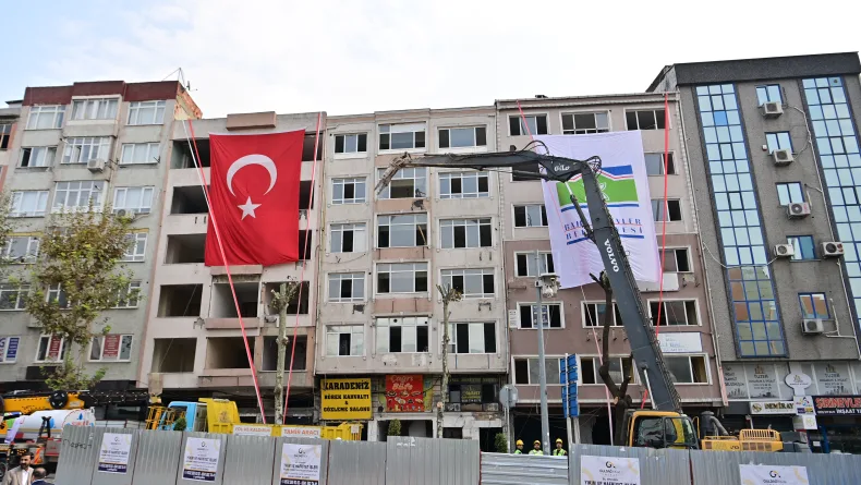 Bahçelievler’de kentsel dönüşüm kapsamında 6 bininci bina yıkıldı
