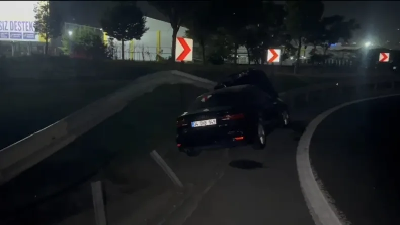 Bahçelievler'de otomobil refüje çarptı: 1 yaralı