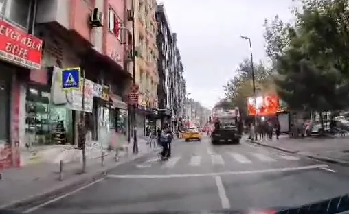 Bahçelievler'de yaya geçidinde beklemek istemedi, çöp kamyonuna çarptı