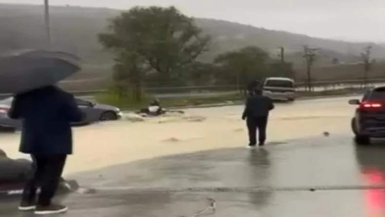 Bahçeşehir'de yağmur suyuna kapılan motosikletliyi çevredekiler kurtardı