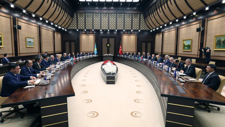 Bakan Bayraktar, Kazakistan Enerji Bakanı Akkenzhenov ile görüştü