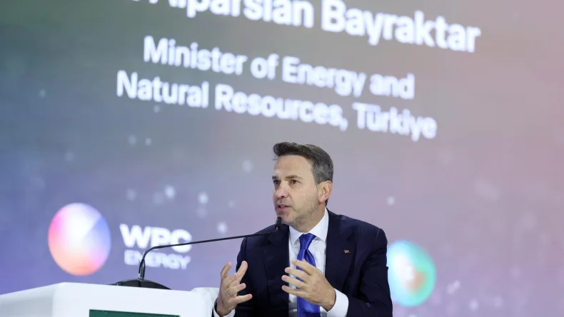 Bakan Bayraktar, Suudi Arabistan'da: Geniş kapsamlı iş birliği sayesinde enerji piyasalarının dayanıklılığını gösterebiliriz