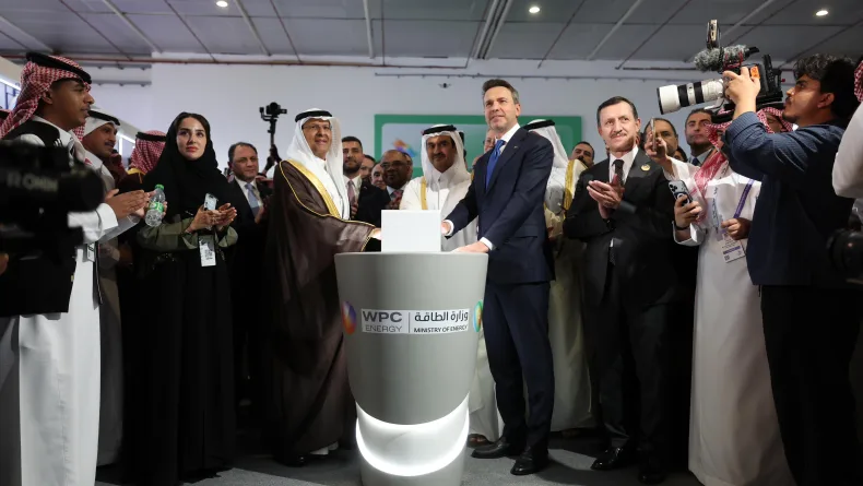 Bakan Bayraktar, Suudi Arabistan Enerji Bakanı Al Saud ile fuar açılışı yaptı