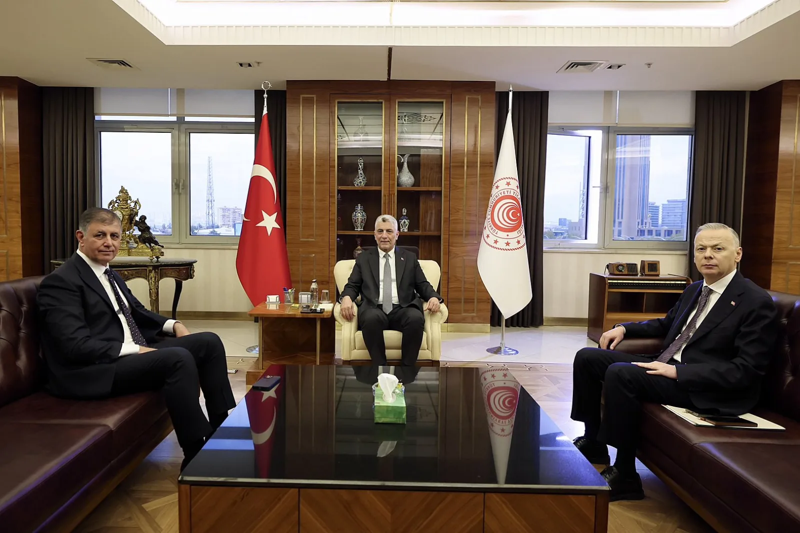 Bakan Bolat, İzmir Büyükşehir Belediye Başkanı Tugay ile görüştü