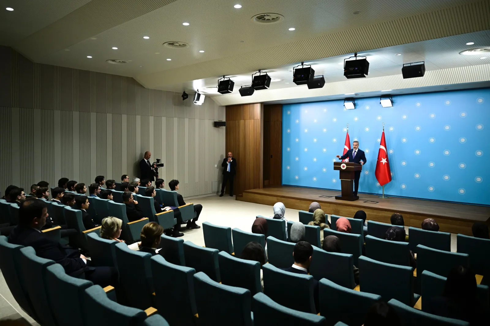 Bakan Fidan, Genç Diplomasi Derneği mensuplarını kabul etti