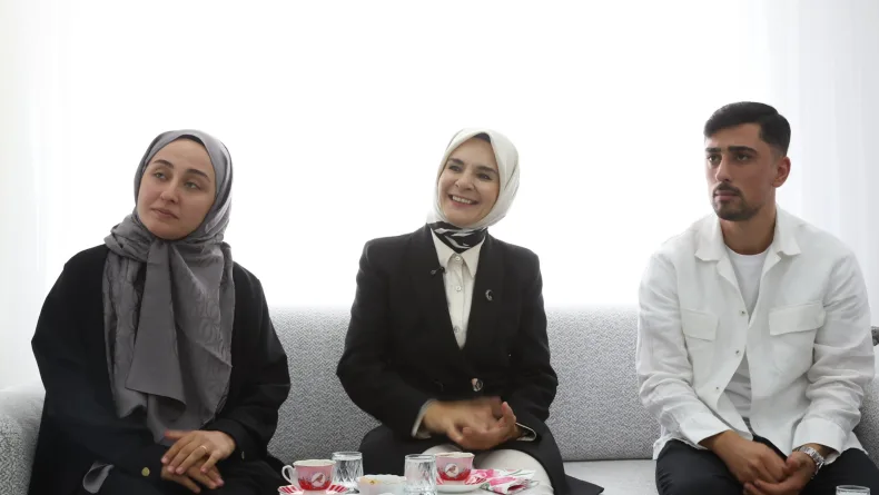 Bakan Göktaş, evlilik kredisinden yararlanan yeni evli çiftin ilk misafiri oldu