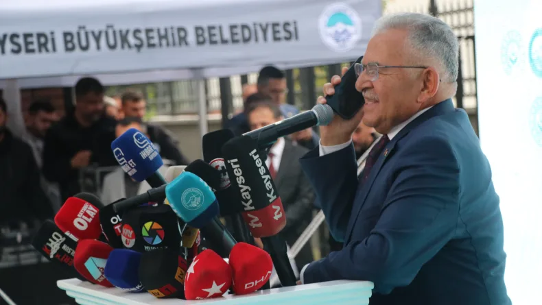 Bakan Göktaş, Kayseri’deki programına hava muhalefeti nedeniyle cep telefonuyla katıldı
