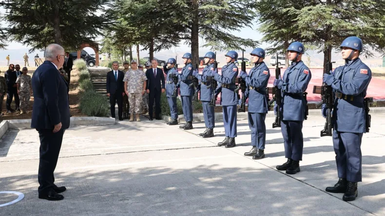 Bakan Güler, Afyonkarahisar'da birlikleri denetledi