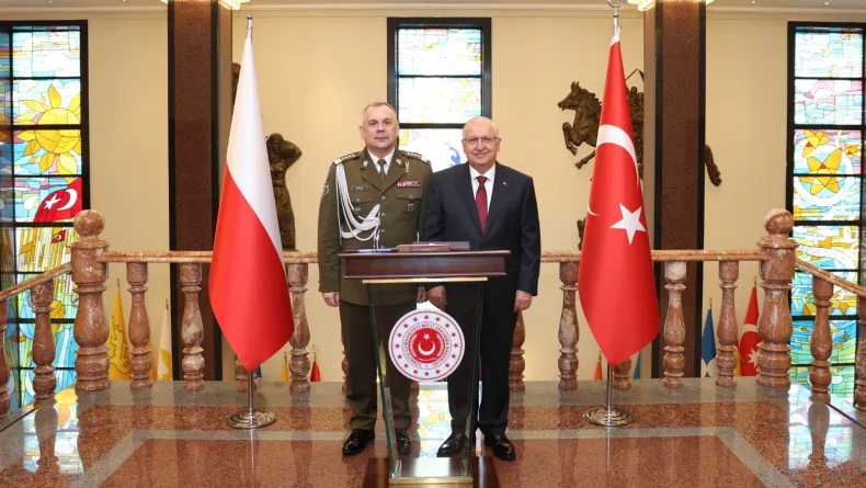 Bakan Güler, Polonya Genelkurmay Başkanı Orgeneral Kukula'yı kabul etti