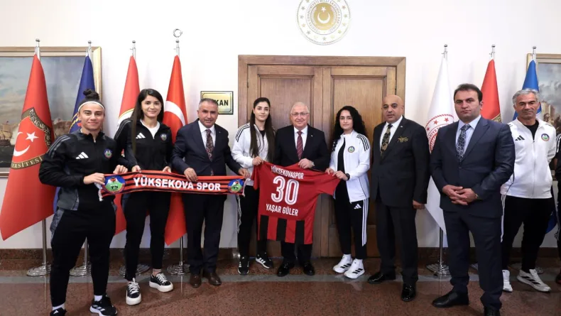 Bakan Güler, Yüksekova Spor Kadın Futbol Takımı sporcuları ile görüştü