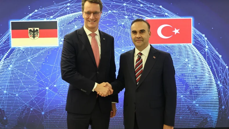Bakan Kacır, Almanya’nın Kuzey Ren-Vestfalya Eyaleti Başbakanı Wüst ile bir araya geldi
