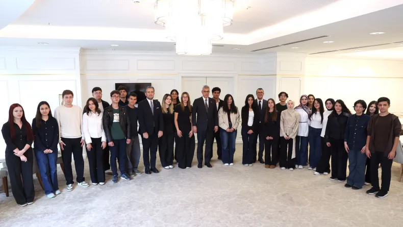 Bakan Memişoğlu, tıp fakültelerine derece ile giren öğrencilerle buluştu