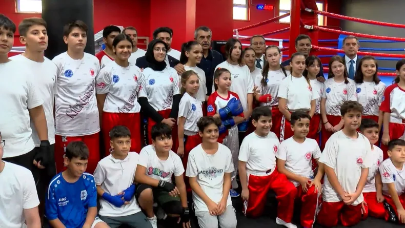 Bakan Tekin Bağcılar'da Göztepe Spor Kompleksi’ni ziyaret etti