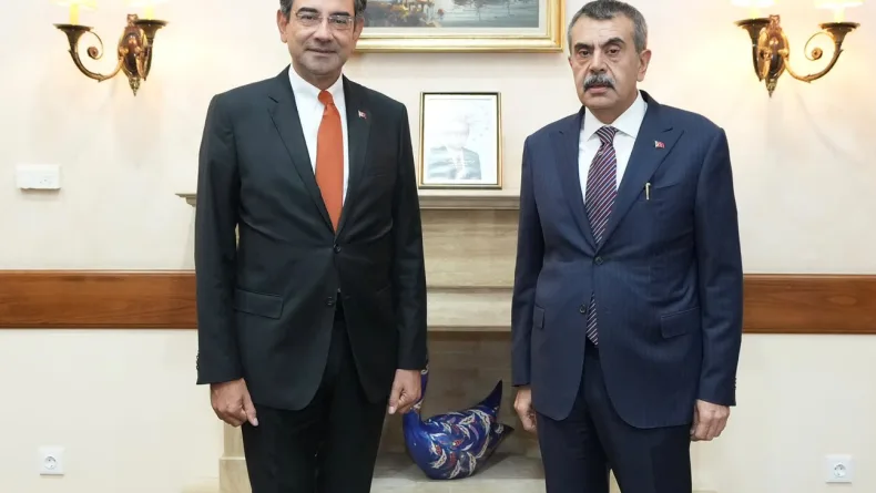 Bakan Tekin, Türkiye'nin Tiflis Büyükelçiliği'ni ziyaret etti