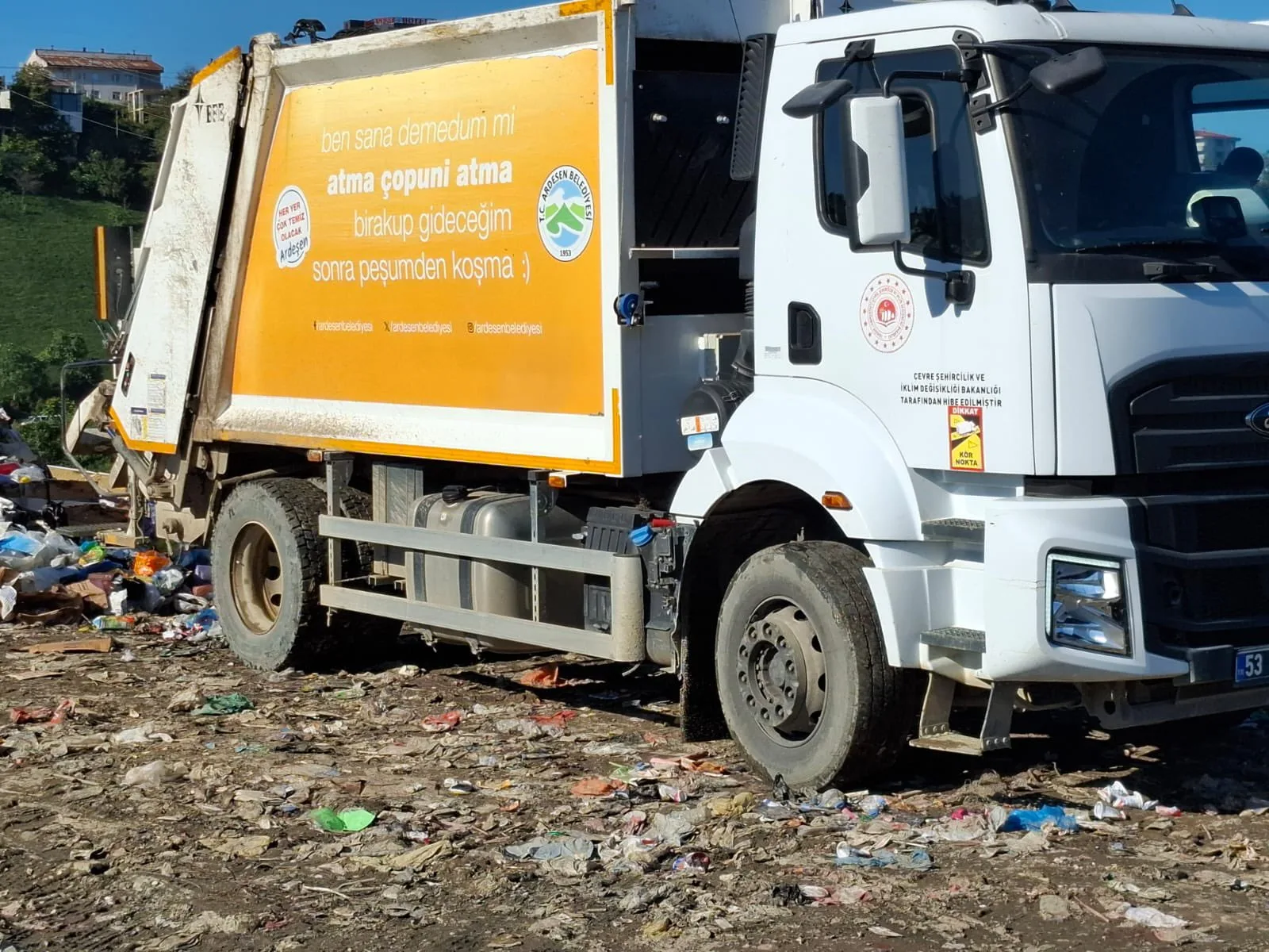 Bakanlıktan Ardeşen Belediyesi'ne 2,3 milyon lira vahşi depolama cezası