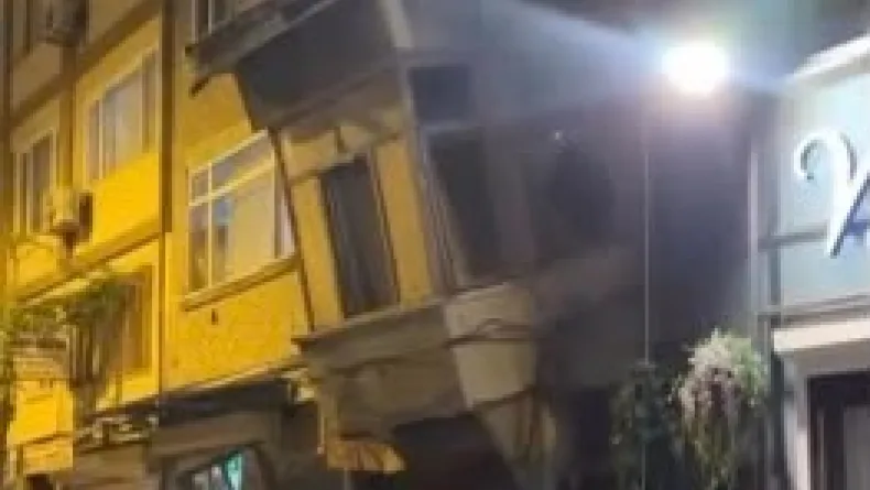 Bakırköy'de 2 katlı metruk binanın çökmesi kamerada