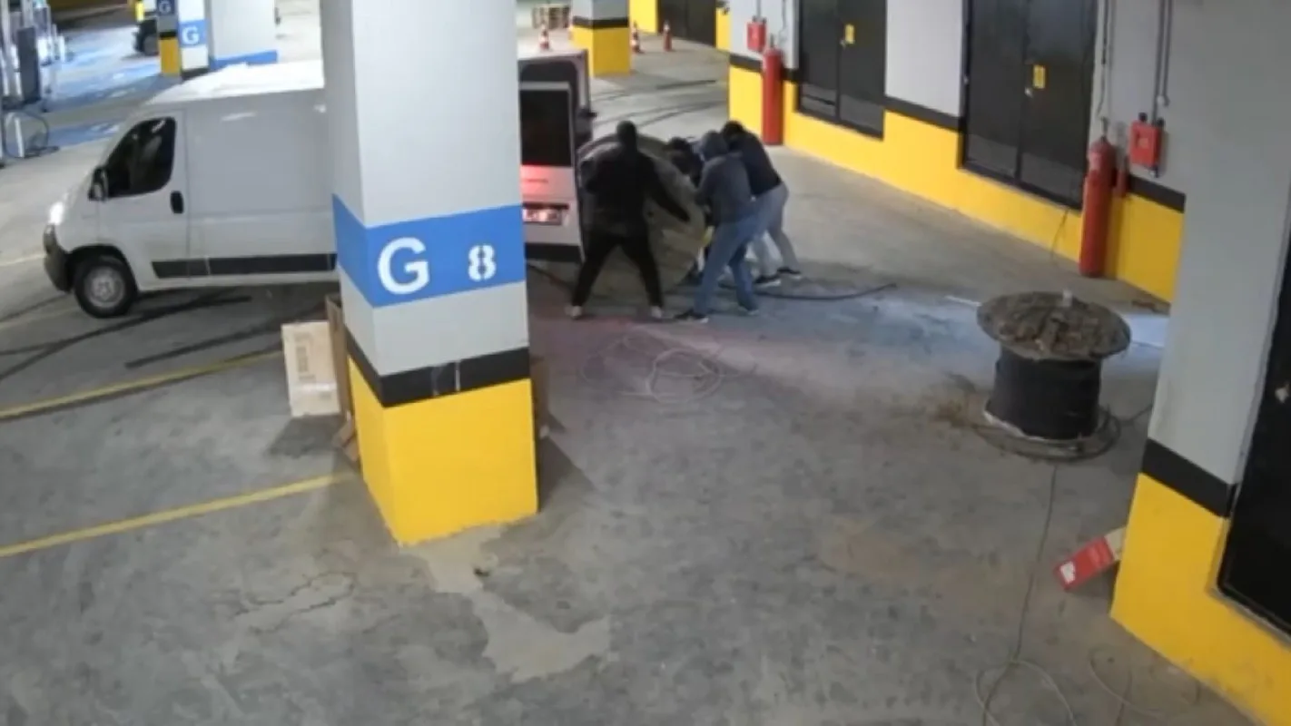 Bakırköy’de havuz inşaatından 2 milyon lira değerinde kablo çalan 13 şüpheli yakalandı
