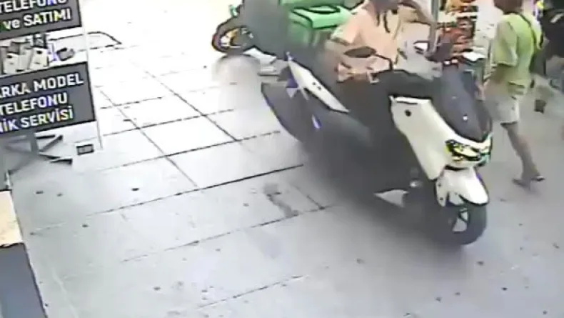 Bakırköy’de motokuryeye yumruklu saldırı kamerada; şikayetçi oldu