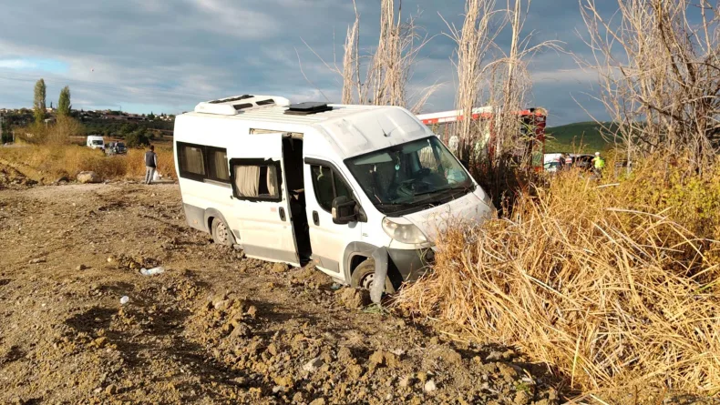 Balıkesir'de işçi servis minibüsü şarampole yuvarlandı; 13 yaralı