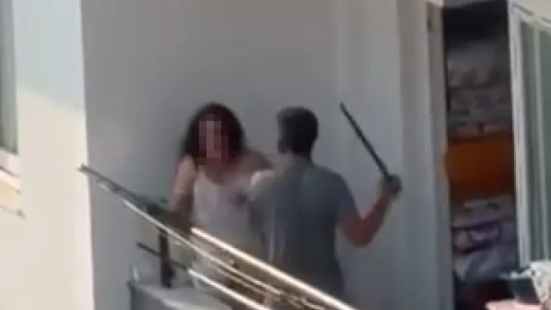 Balkonda tartıştığı kadını sopayla dövdü