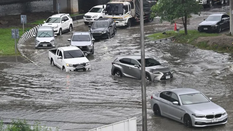 Bangkok'ta sel: Binlerce kişi tahliye edildi