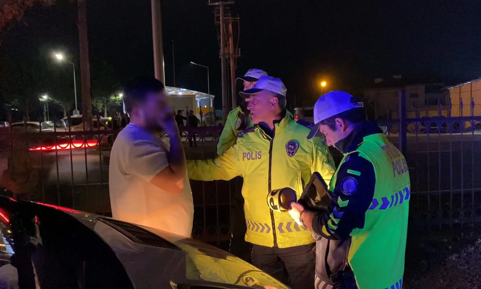 Bariyerden atlayıp karşıya geçmek isteyen yaya otomobil altında öldü