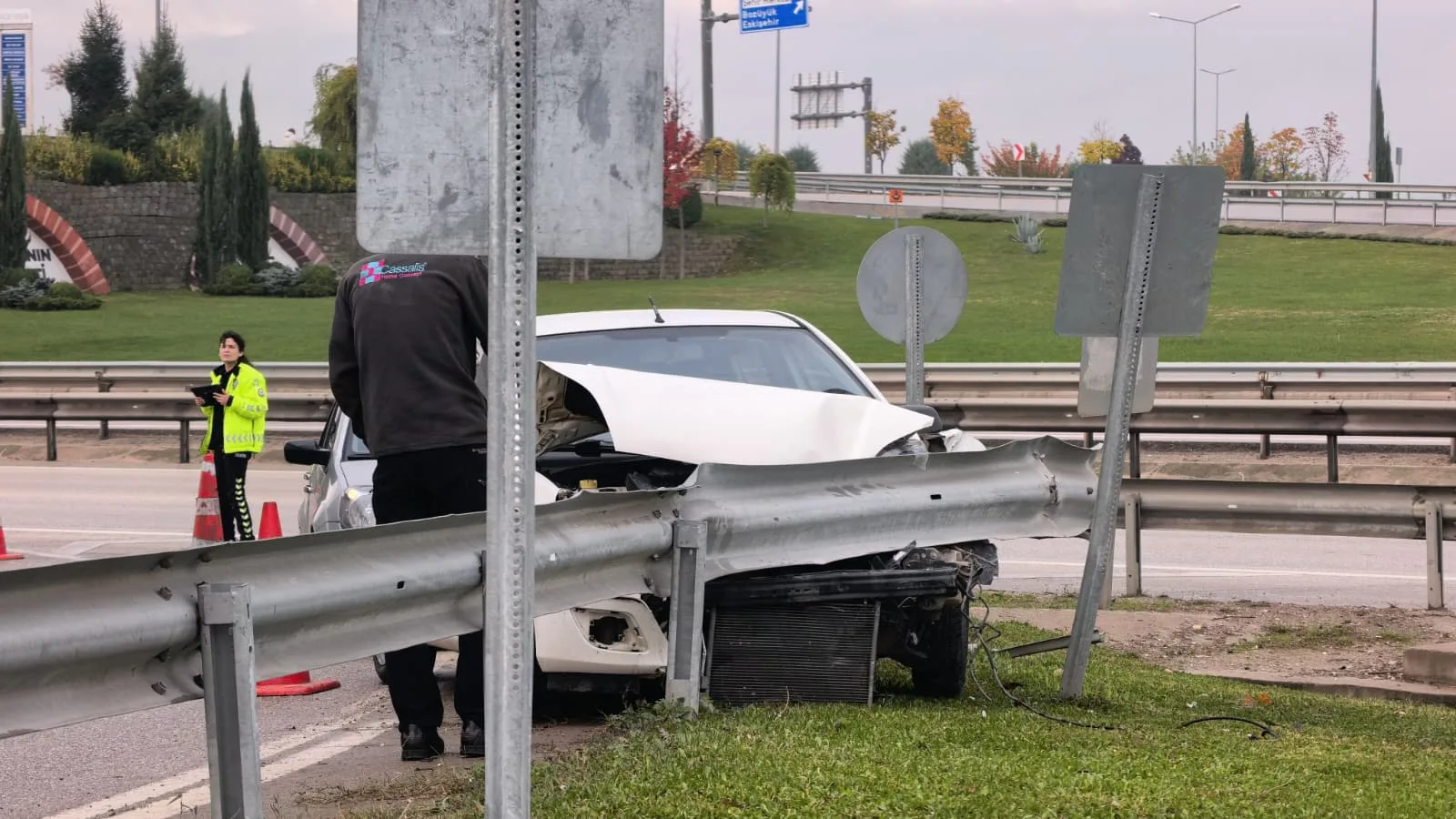 Bariyerlere çarpan otomobilin sürücüsü yaralandı