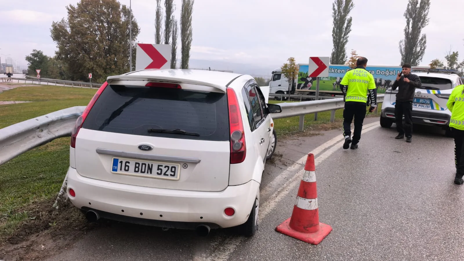 Bariyerlere çarpan otomobilin sürücüsü yaralandı
